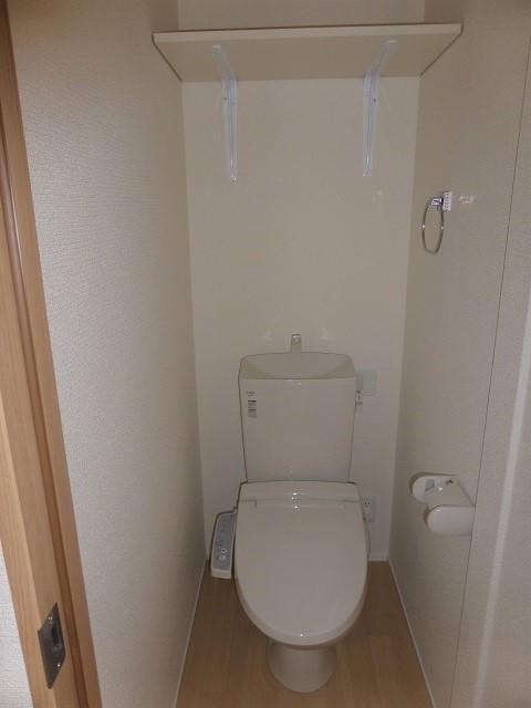 拡大写真:ル シエル西条 2階201号のシンプルで使いやすいトイレです