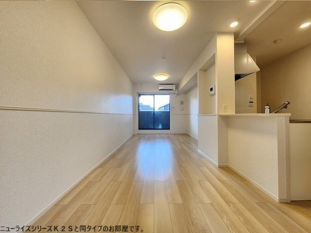 拡大写真：環（たまき） 2階202のゆったり過ごせるリビングです