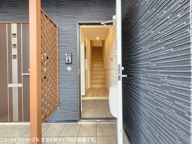 拡大写真:環(たまき) 2階201の明るい玄関です