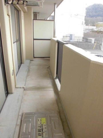 拡大写真:若山ガーデンヒル A棟 3階304のお洗濯にも便利なバルコニー付き