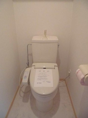 拡大写真:若山ガーデンヒル A棟 3階304の落ち着いた色調のトイレです