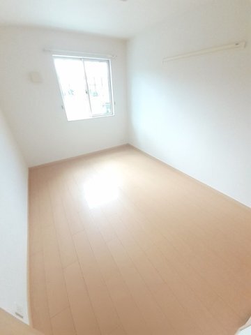 拡大写真:セイバリー・K 1階102の明るい色調の室内です