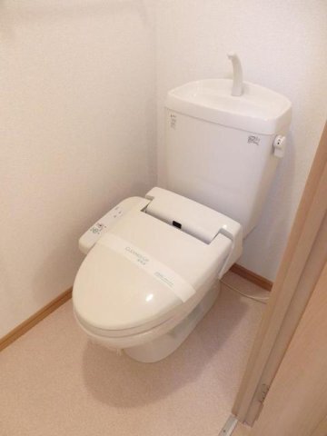 拡大写真:クラールアヴェニュー 5階504のシンプルで使いやすいトイレです