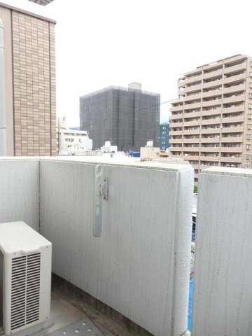 拡大写真:クラールアヴェニュー 5階504の暖かな日差しのふりそそぐバルコニー