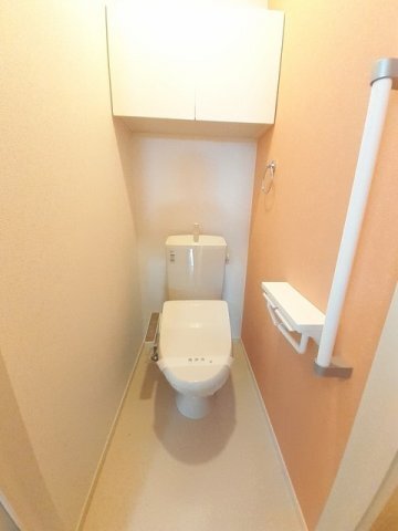 拡大写真:ストーンズ三次yu Ⅳ 1階104のゆったりとした空間のトイレです