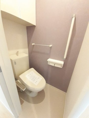 拡大写真:La・Luce 2階201の清潔感のあるトイレです