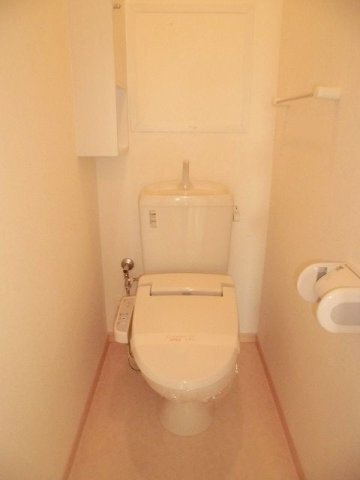 拡大写真:アクティフD 2階203の清潔感のあるトイレです
