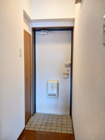 拡大写真:カーサ・デ・ナカスジ 4階405の毎日通る玄関はこちらです