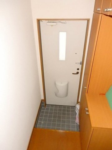 拡大写真:リヴィエールA 2階201のシンプルで使いやすい玄関です
