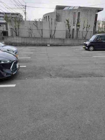 拡大写真:メゾンクレスト 2階205の駐車場があります