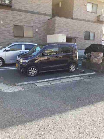 拡大写真:ニュ-プリムラ 1階101の駐車場に車を止められます