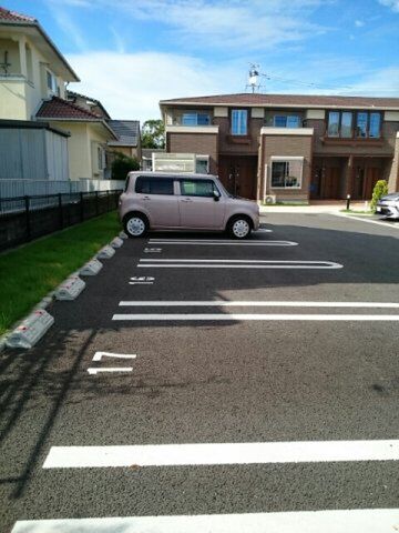 拡大写真:グリーン・ヒルズ 1階102の車をお持ちの方に嬉しい駐車場付きの物件です