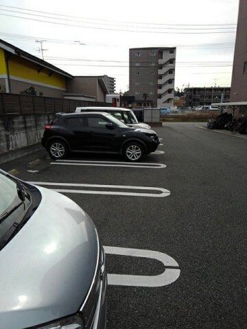 拡大写真:グランシャリオ 6階602の駐車場があるので、車を買う予定の方も安心です