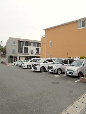 拡大写真:シャルム ミツキ 2階201の駐車場があるので、車を買う予定の方も安心です