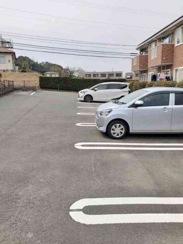 拡大写真:エスポワール武蔵ヶ丘北 2階201の駐車場に車を止められます