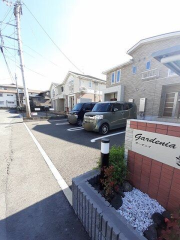 拡大写真:ガーデニア 1階101の駐車スペースもあります