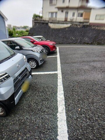 拡大写真:ファミーユボヌール 1階101の駐車場があるので、車を買う予定の方も安心です