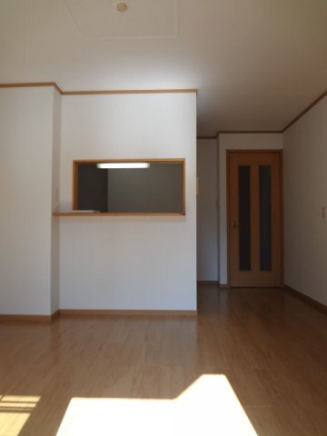 拡大写真:N&YアベニューH 1階102のきれいなキッチンです