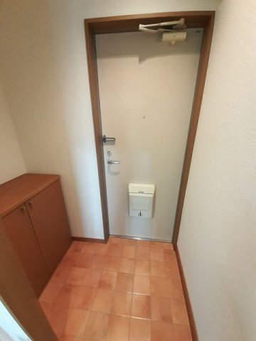 拡大写真:サンシャインハイツ 2階201の収納もある玄関です