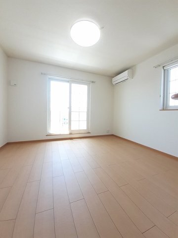 拡大写真：サンライズ憩　Ⅰ 2階205のゆったりとしたリビングです