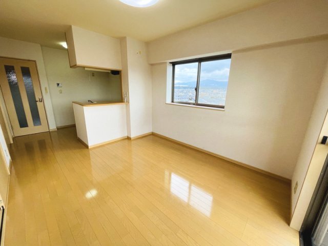 拡大写真:サンサンフラワー菊陽 1階101の居間
