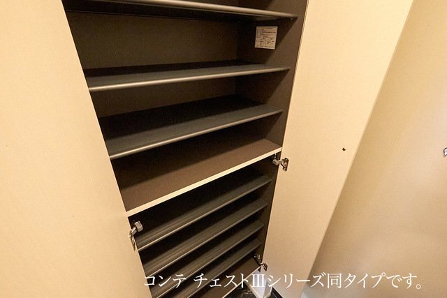 拡大写真:ヴィラ ローレル 3階305のちょっとした収納スペースも充実しています