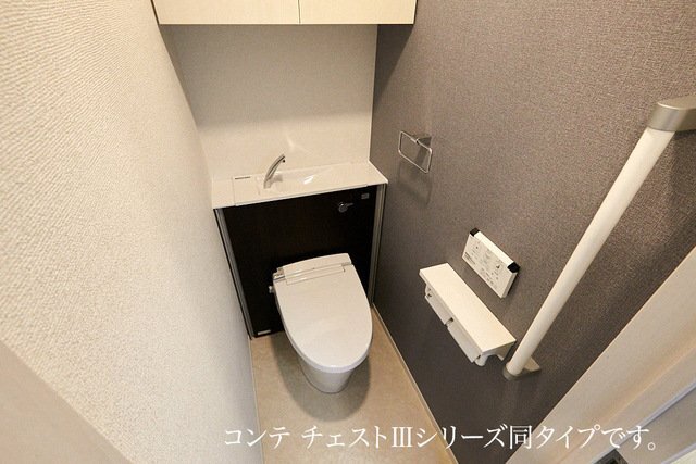 拡大写真:ヴィラ ローレル 3階305のゆったりとした空間のトイレです