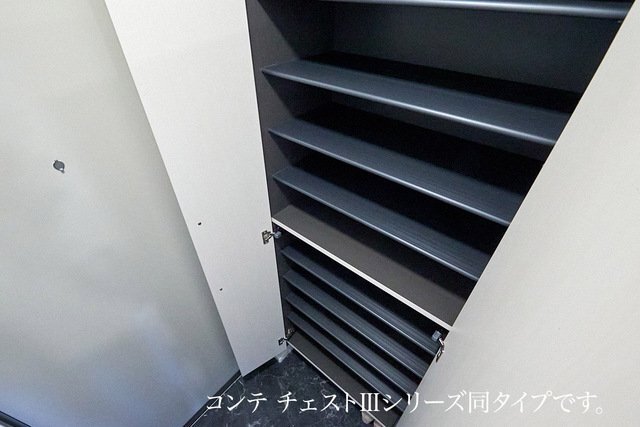 拡大写真：ヴィラ　ローレル 3階302の大きなスペースがあり、収納には困りません