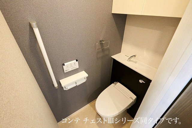拡大写真：ヴィラ　ローレル 3階302の清潔感のあるトイレです