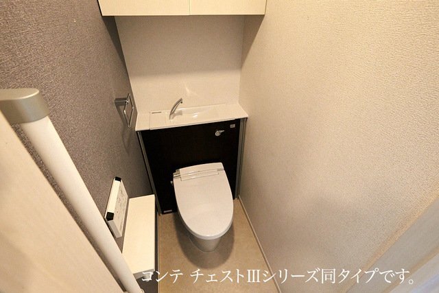 拡大写真:ヴィラ ローレル 2階203の落ち着いた色調のトイレです