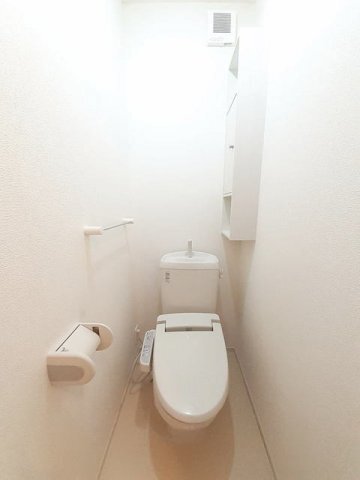 拡大写真:パンジー 1階102のコンパクトで使いやすいトイレです