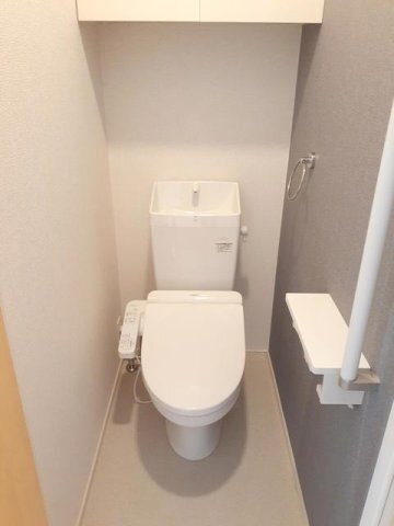 拡大写真:グルーム上南部 1階102の落ち着いたトイレです