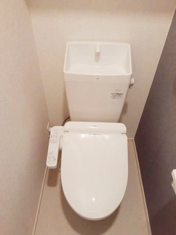 拡大写真:グルーム上南部 1階102の落ち着いた色調のトイレです