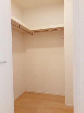 拡大写真:グルーム上南部 1階102のたっぷりとした収納スペースです
