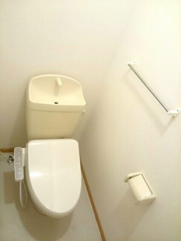 拡大写真：アーベンド 1階101のシンプルで使いやすいトイレです