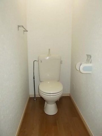 拡大写真:サンシャインハイツ 1階102の落ち着いたトイレです