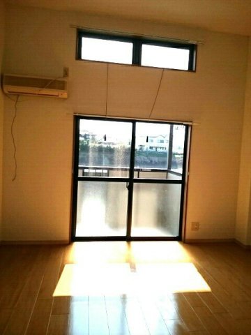 拡大写真:サンシャインハイツ 1階102のゆったりとしたリビングです