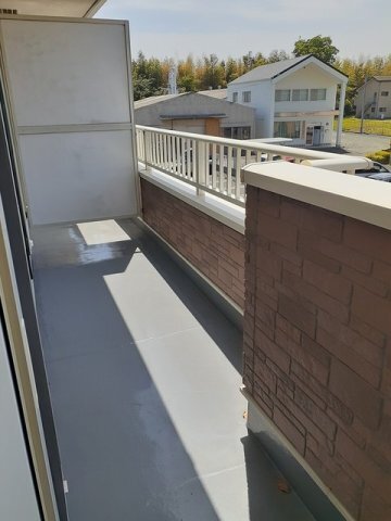 拡大写真:Vent VertⅡ 2階202の外からの目が気にならないバルコニーで洗濯物が干せます