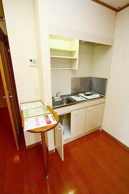 拡大写真:サンヒルズ 2階205のコンパクトなキッチンで掃除もラクラク