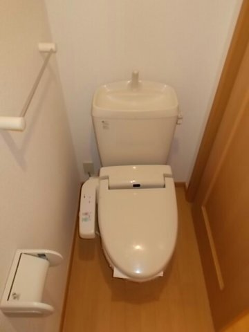 拡大写真:エスポワールⅡ 2階202のゆったりとした空間のトイレです