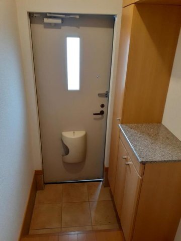 拡大写真:エスポワール武蔵ヶ丘北 2階201の明るい玄関です