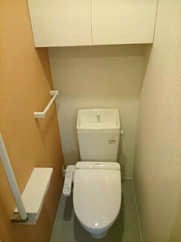 拡大写真:ガーデニア 1階102の落ち着いた色調のトイレです