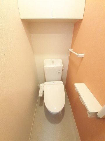 拡大写真:ガーデニア 1階101の落ち着いたトイレです