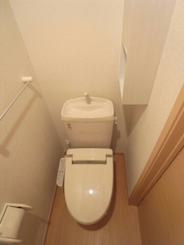 拡大写真:サザンクロス 2階205の清潔感のあるトイレです