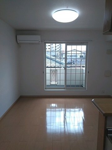 拡大写真:サザンクロス 2階203のゆったり過ごせる居間です