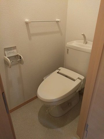 拡大写真:サザンクロス 2階203のコンパクトで使いやすいトイレです