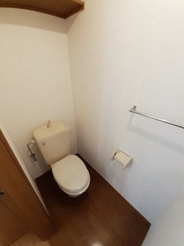 拡大写真:サンハイム桜木 1階105の落ち着いたトイレです