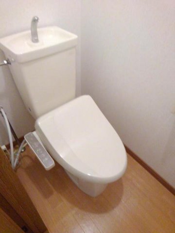 拡大写真:シャルム 3階305のシンプルで使いやすいトイレです