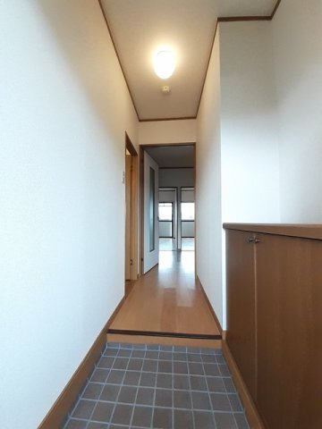 拡大写真:シャルム 3階305の明るい玄関です