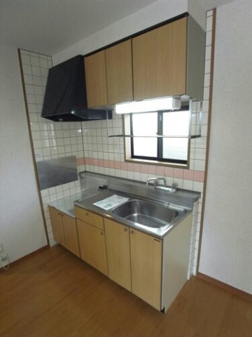 拡大写真:コーポシャインⅠ 1階102のキッチンでお料理をお楽しみください